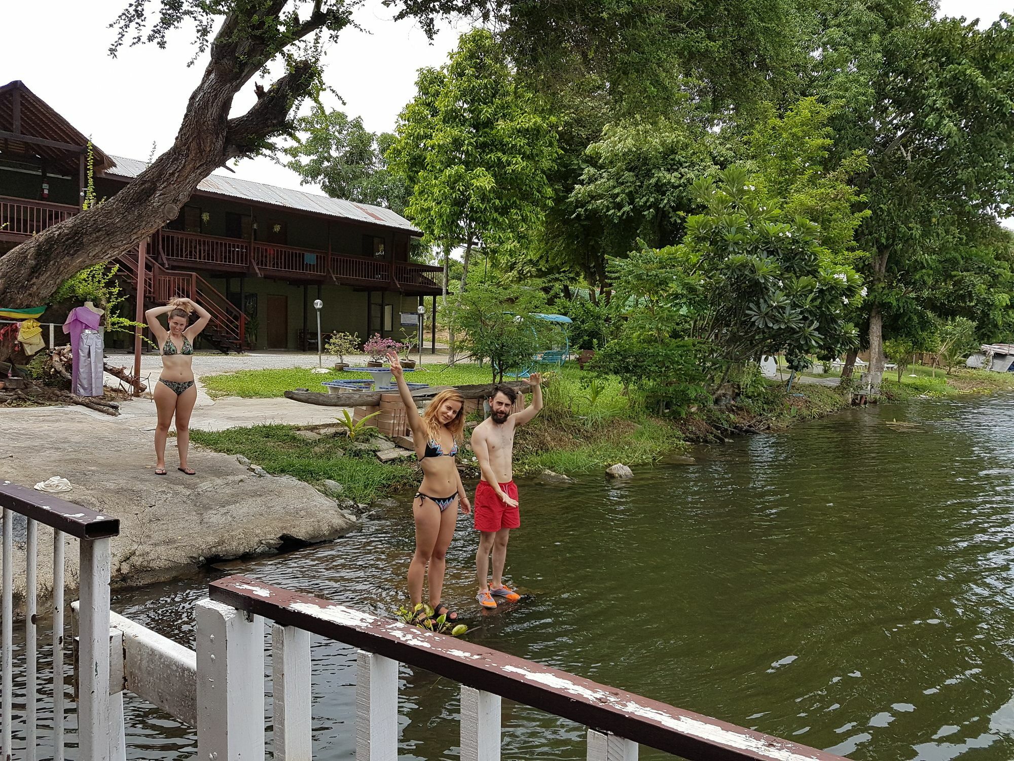 Aajam Riverfront Rooms Kanchanaburi Exterior photo