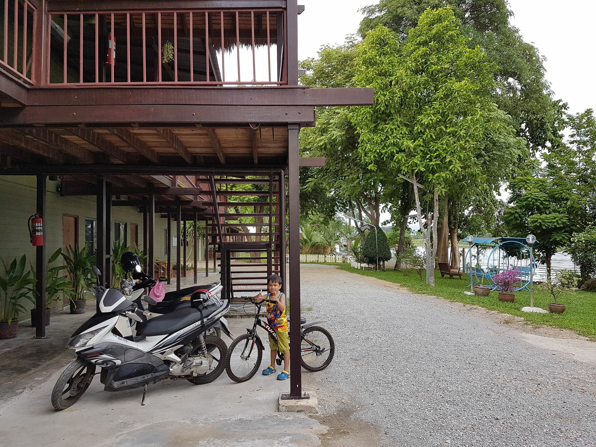 Aajam Riverfront Rooms Kanchanaburi Exterior photo