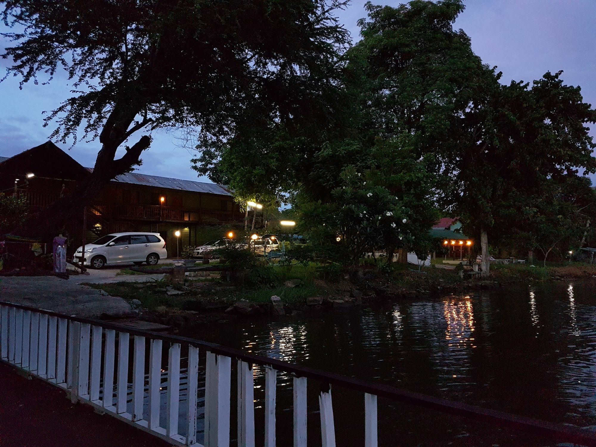 Aajam Riverfront Rooms Kanchanaburi Exterior photo